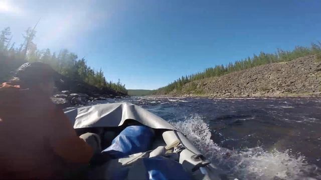 Копия видео "Порог Уступ на Выдре 480 под Tohatsu M40C вниз . Но сначала подняли его вверх." смотреть онлайн