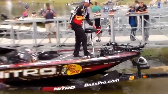 Kevin Van Dam Loading boat at Lake Seminole 2014 смотреть онлайн