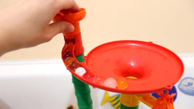 Игры в ванной: Катаем орбиз с веселых горок! смотреть онлайн