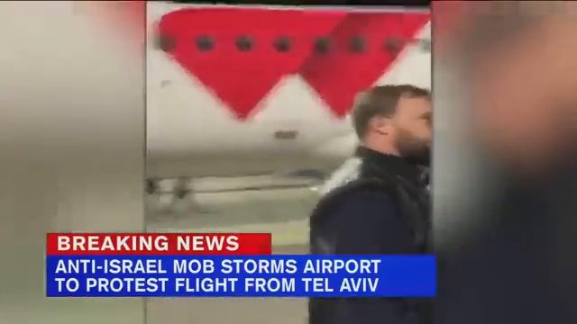 Anti-Israel mob storms Russian airport to protest flight from Tel Aviv смотреть онлайн