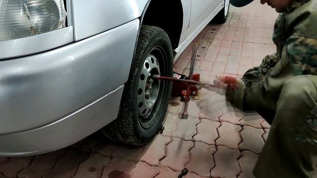Как поменять колеса на ваз 2112 своими руками. Замена колес лето на зиму. смотреть онлайн