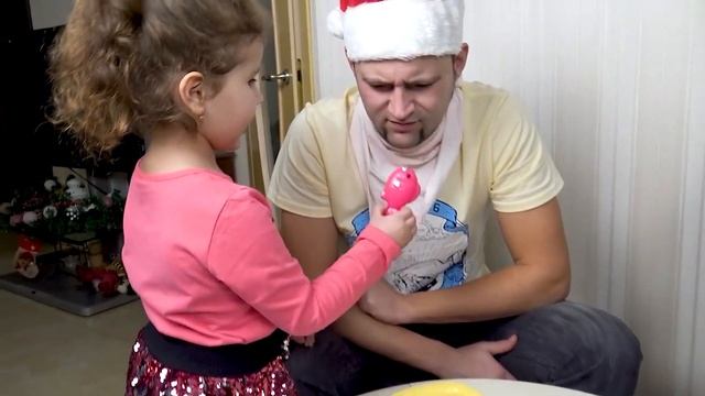 Милана и папа играют в Рождественские игрушки смотреть онлайн