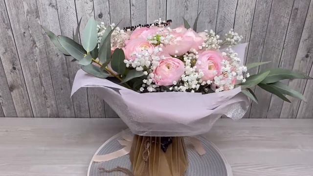Букет из 17 розовых ранункулюсов смотреть онлайн