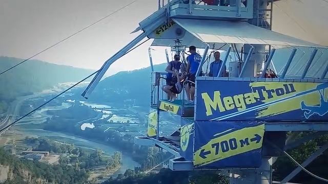 Полёт на мегатролее через ущелье. Скайпарк. Сочи смотреть онлайн
