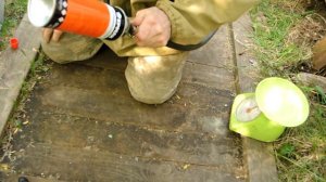 Заправка маленьких баллончиков газом.