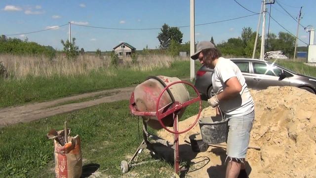 Начал баню из кирпича. Продолжаю делать крыльцо. Купил кирпич. Замес раствора. Кладка цоколя. смотреть онлайн