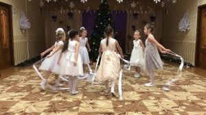 Новогодний танец  снежинок с гимнастическими лентами. Подготовительная группа танец девочек.