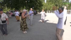 Как проходят дискотеки на открытом воздухе для тех, кому за 60
