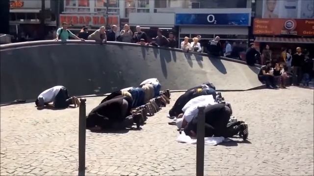 Германия-мусульмане совершают намаз...