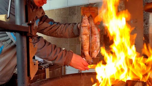 Жарка рыбы Жарка мяса на гриле Загородная жизнь смотреть онлайн