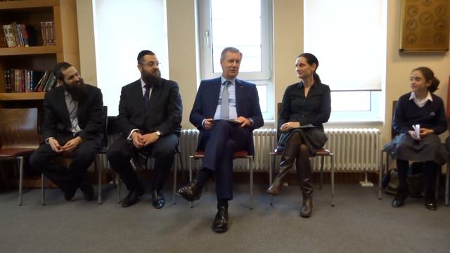 Кристиан Вульф встречается с еврейскими школьниками Берлина смотреть онлайн
