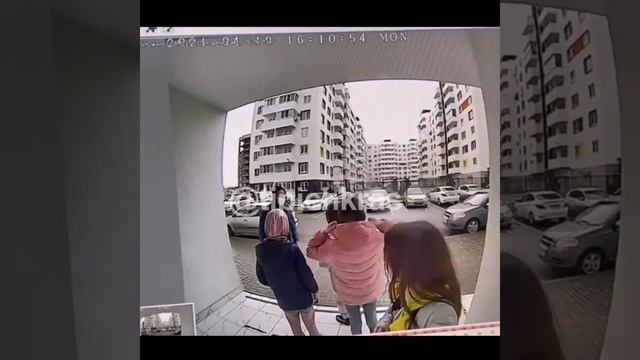 МУЖЧИНА ПРИСТАВАЛ К ДЕВОЧКАМ В ПОДЪЕЗДЕ - Типичный Краснодар смотреть онлайн