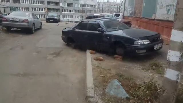 Тойоту поставили на кирпичи сняли все колеса смотреть онлайн