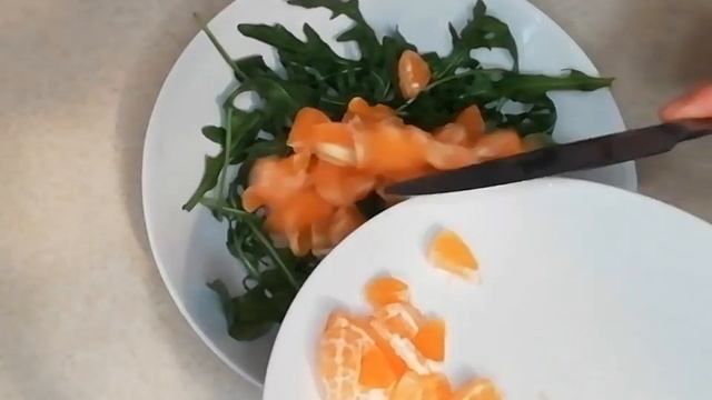 Такой салат можно приготовить даже на новый год. Мандариновый салат со свеклой и зеленью рукколы. смотреть онлайн