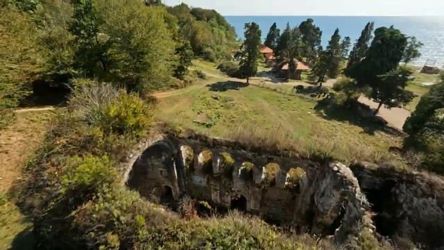 Кемпинг Абхазия. Рядом древний храм и конечно же море. смотреть онлайн