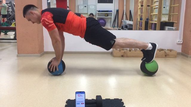 Наибольшее количество отжиманий на мячах (руки-на одном, ноги-на другом) за 30 секунд смотреть онлайн