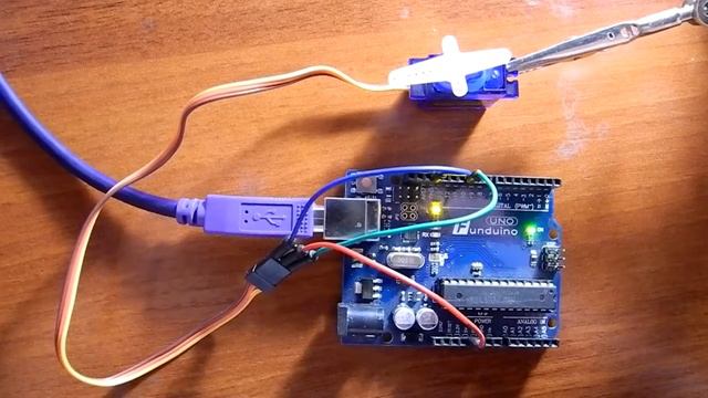Arduino UNO урок 2 - Управление сервоприводом смотреть онлайн