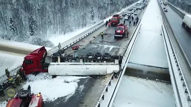 Перевернувшийся газовоз перекрыл движение по трассе М4 в Подмосковье смотреть онлайн