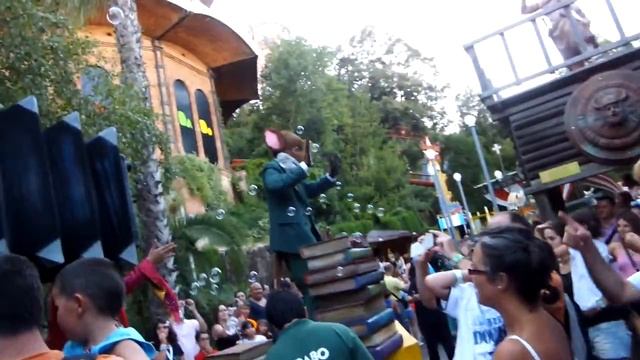 Музыкальный парад в парке на горе Тибидабо. Барселона, Испания. смотреть онлайн