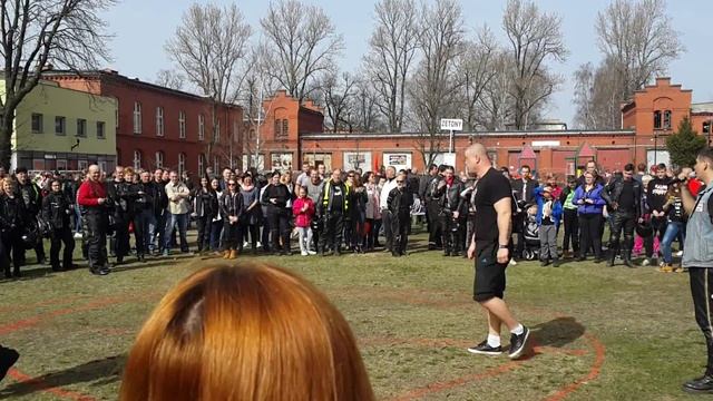 Спортивные конкурсы на слёте байкеров в Гнезно, Польша смотреть онлайн