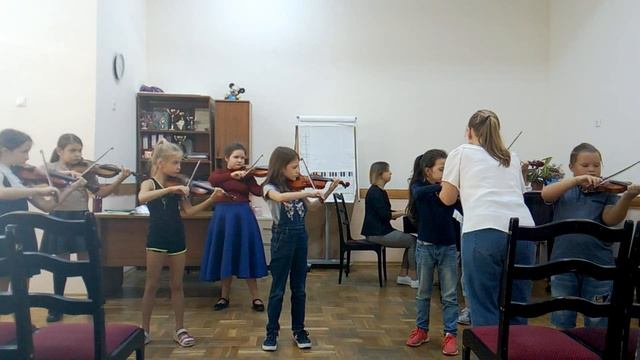 Ансамбль скрипачей младших классов. смотреть онлайн
