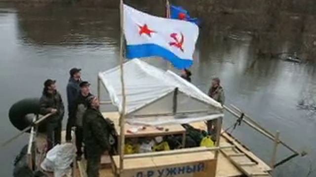 Спуск плота на воду (сплав по реке Б.Кокшага, 30.04.11) смотреть онлайн