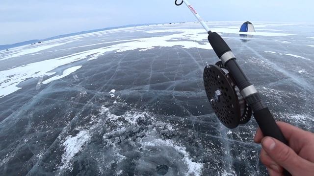 НА РЫБАЛКУ С СЕМЬЁЙ! ОМУЛЯ ЛОВЯТ ДАЖЕ ДЕТИ! Улов не радует, но зато какие эмоции. смотреть онлайн