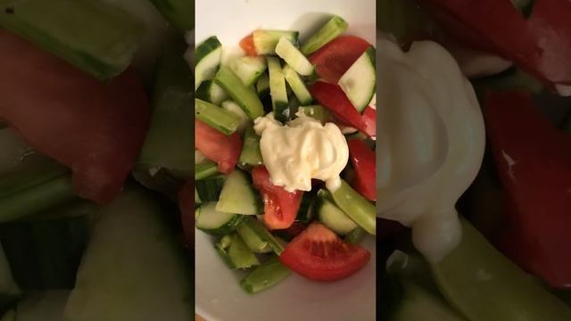 ЗОЖ Салат со стручками Зелёного горошка, Помидорами и Огурцами смотреть онлайн