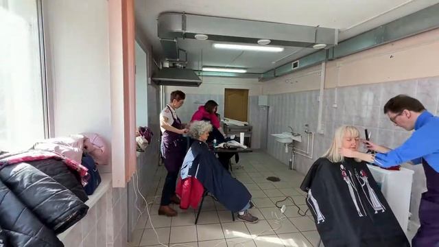 Бесплатные парикмахерские услуги для беженцев смотреть онлайн