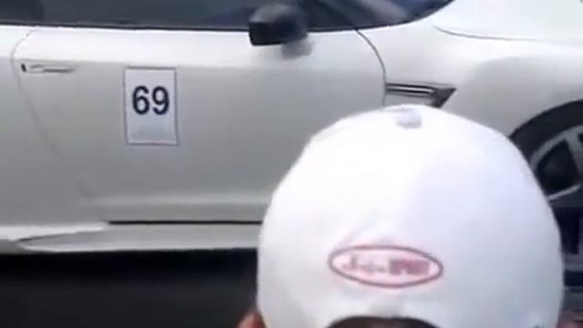 Nissan Skyline GT R VS Jeep Grand Cherokee смотреть онлайн
