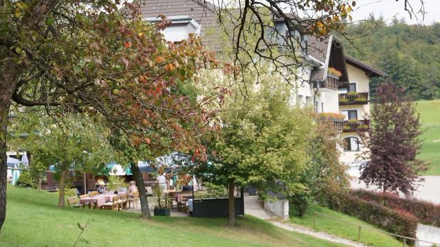 Зарина и Мирта фом Иринхоф в Винервальде на дневной прогулке у отеля фото смотреть онлайн