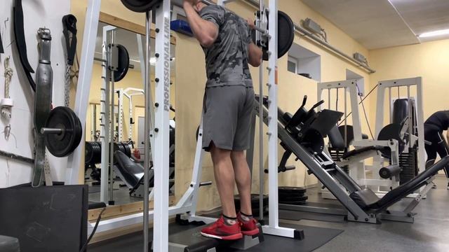 Подъем на носки в тренажёре Смитта