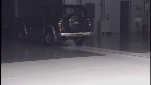 Crash Test Isuzu Trooper ( 5 M.P.H ) Rear into Pole IIHS смотреть онлайн