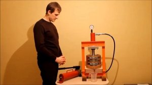 Производство тыквенного масла деревянным прессом