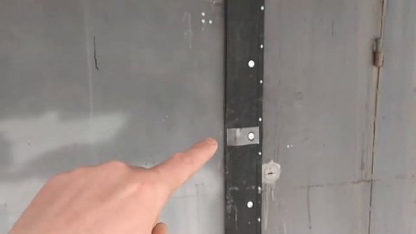 Защита гаражных ворот от сквозняков и ветра.Утепление и отделка гаража [GarageDays]