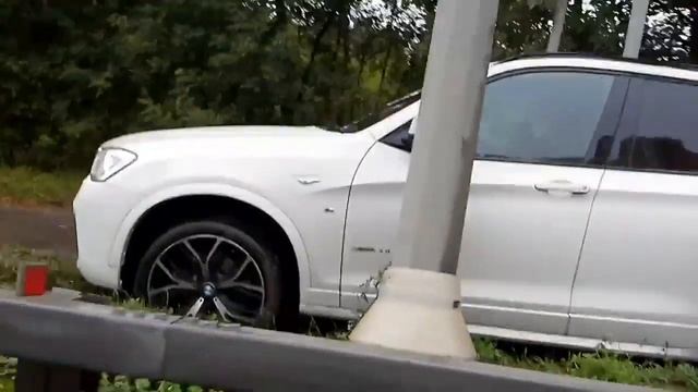 В Красногорске автохам нарушил ПДД и застрял между двух столбов смотреть онлайн