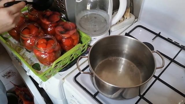 ДЕЛАЙТЕ БОЛЬШЕ! РЕЦЕПТ ОЧЕНЬ ВКУСНЫХ МАРИНОВАННЫХ ПОМИДОР НА ЗИМУ "ЛАКОМКА"! смотреть онлайн