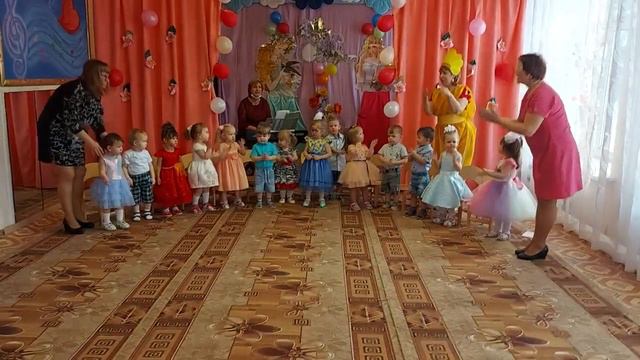 Вторая группа раннего возраста Лютики Поздравляет мамочек смотреть онлайн
