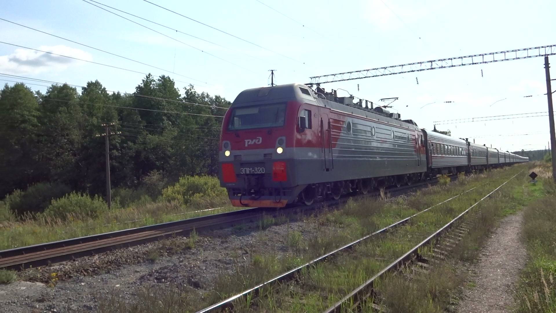 Электровоз ЭП1М-320 с пассажирским поездом проходит станцию Зимёнки смотреть онлайн