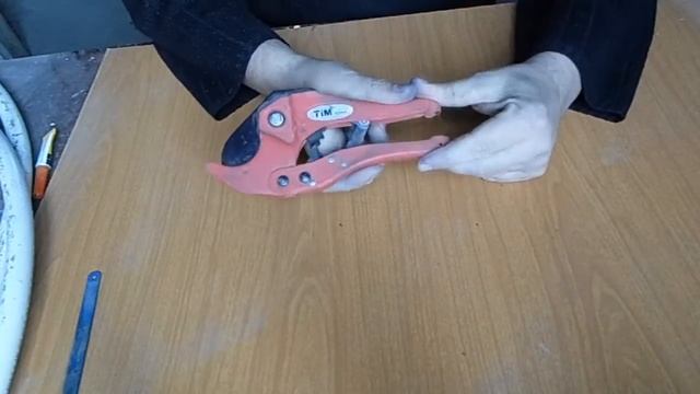 Как пользоваться труборезом/ How to cut the pipe смотреть онлайн