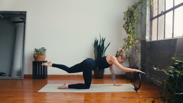 30 Or 60 Minute Spicy Pilates Flow | Full Body Workout W/ Magic Circle & Light Weights