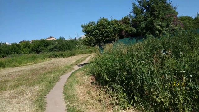 Озеро рядом с городом и поезд везущий военную технику. смотреть онлайн