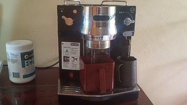 Vệ Sinh Máy Pha Cà Phê Cho Gia Đình Delonghi EC820 B смотреть онлайн