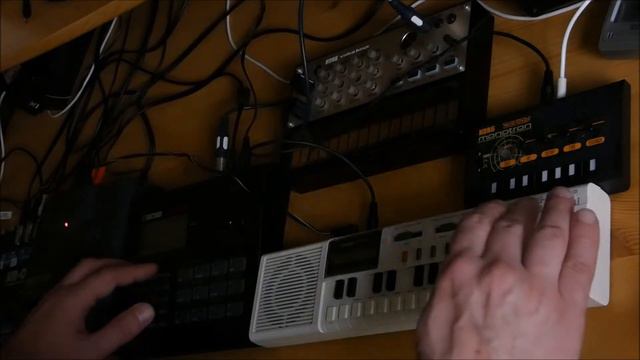 Casio VL Tone 1 + Boss dr550 + Korg Monotron Delay смотреть онлайн