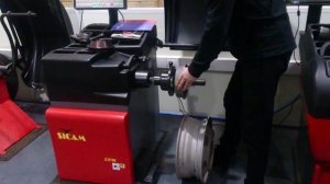 Как правильно закрепить колесо от ГАЗЕЛИ на балансировочном станке - СВОИМИ СИЛАМИ