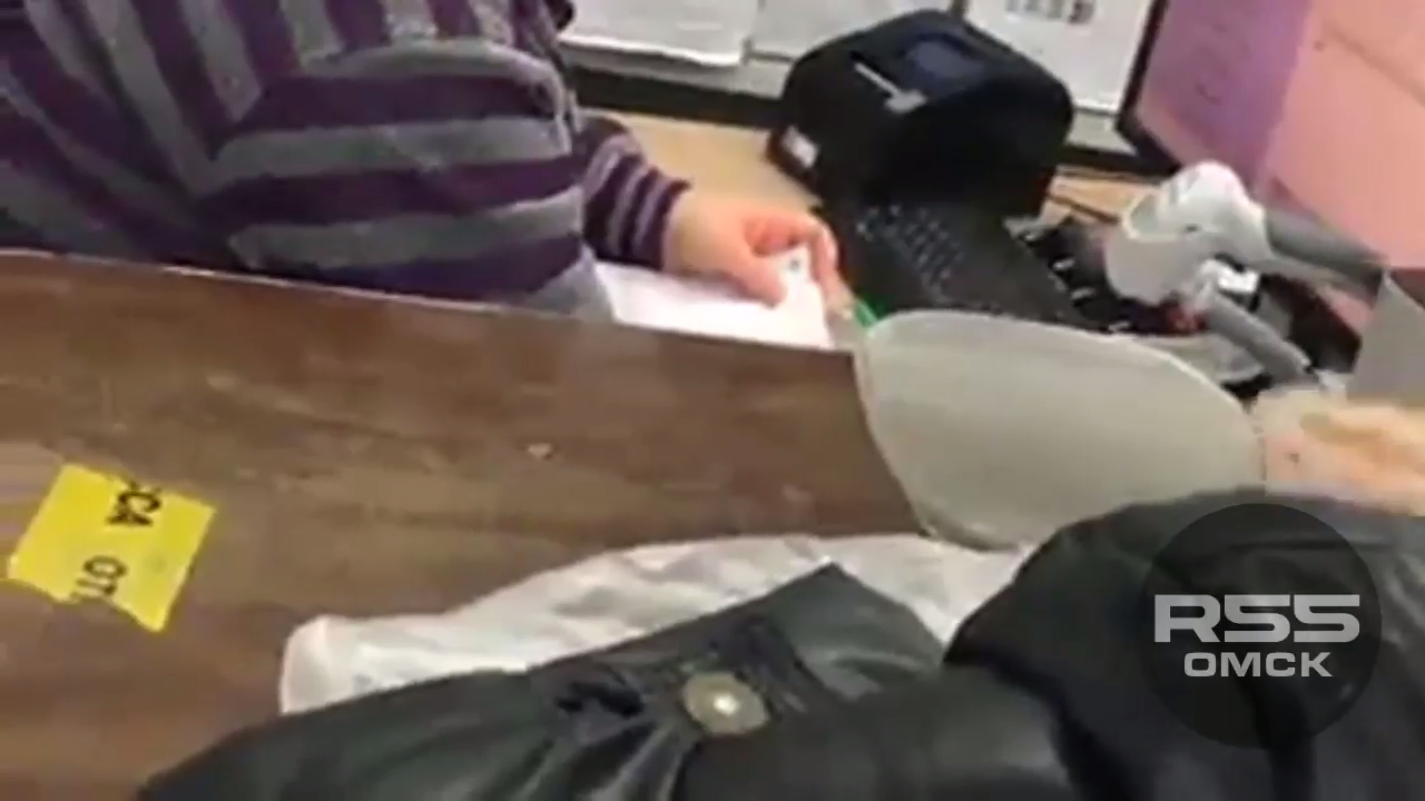  Бабушка пришла оплачивать ЖКХ «билетами банка приколов» смотреть онлайн