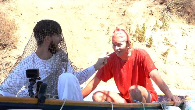 100 Button Mystery BOAT!.. One Button SINKS You!