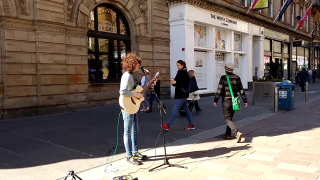 НЕИЗВЕСТНЫЙ ТАЛАНТ ВЫСТУПАЕТ НА УЛИЦЕ ► Музыкант С Необычным Голосом смотреть онлайн
