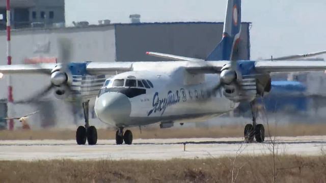 Руление Ан-24рв "Якутия" 1.06.2018 смотреть онлайн