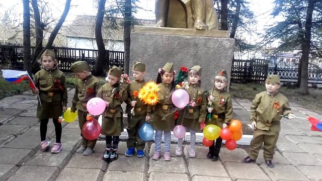 Cтихи ко Дню Победы от детей старшей группы возле памятника Воина - Освободителя смотреть онлайн